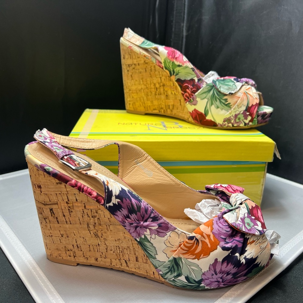 Women’s size 10 wedge
Never worn
